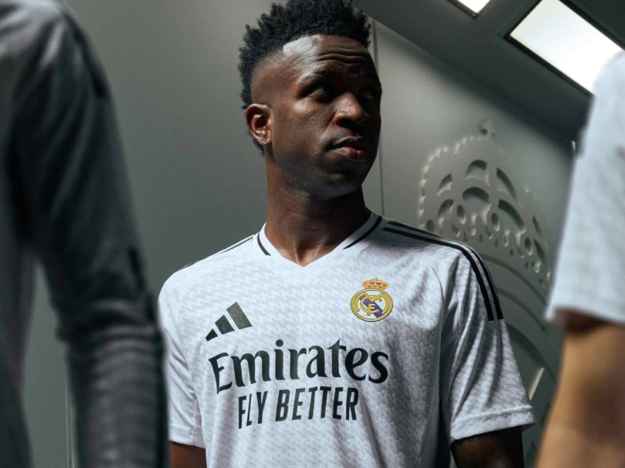 “Aunque Vini se mostró muy entero en las redes sociales tras la Gala y puso un mensaje entre enigmático y desafiante, lo cierto que está hundido”, indica el Diario AS respecto al brasileño del Real Madrid.