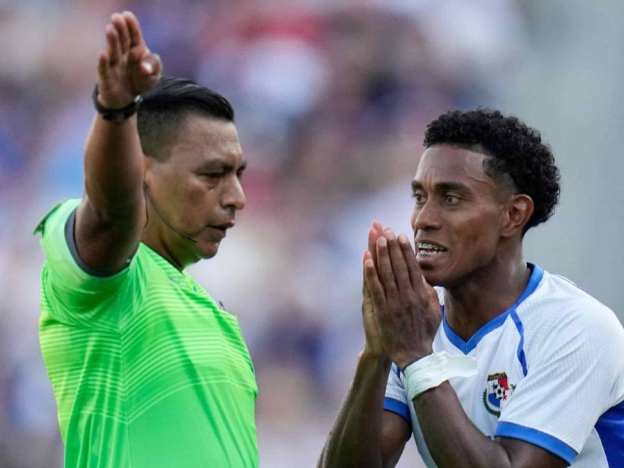 Durante sus primeros años como árbitro, Walter alternaba funciones con su padre, actuando tanto como asistente como árbitro principal. Esta dinámica le permitió no solo aprender de su progenitor, sino también compartir con él su pasión por el arbitraje. 