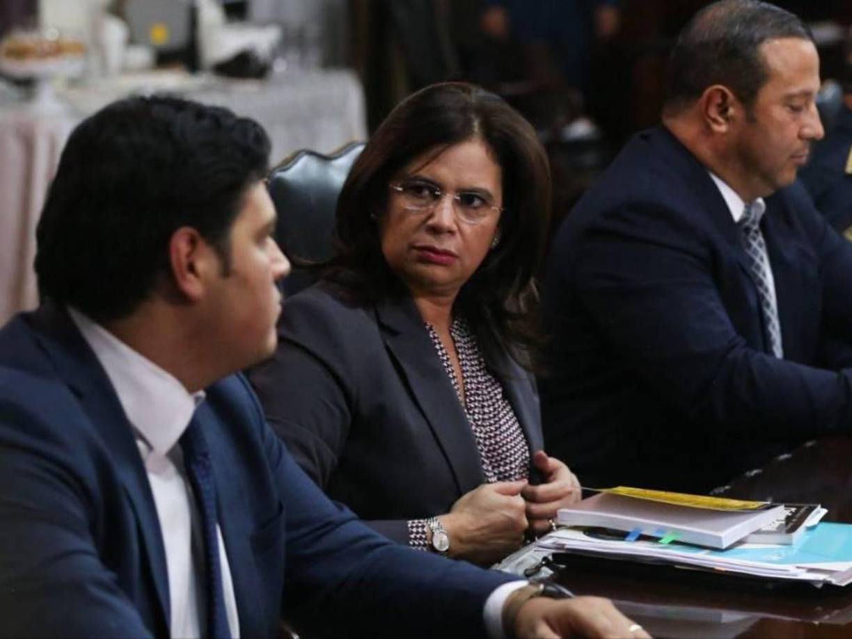 La ministra Moncada se mostró amena en pláticas con Ochoa. 