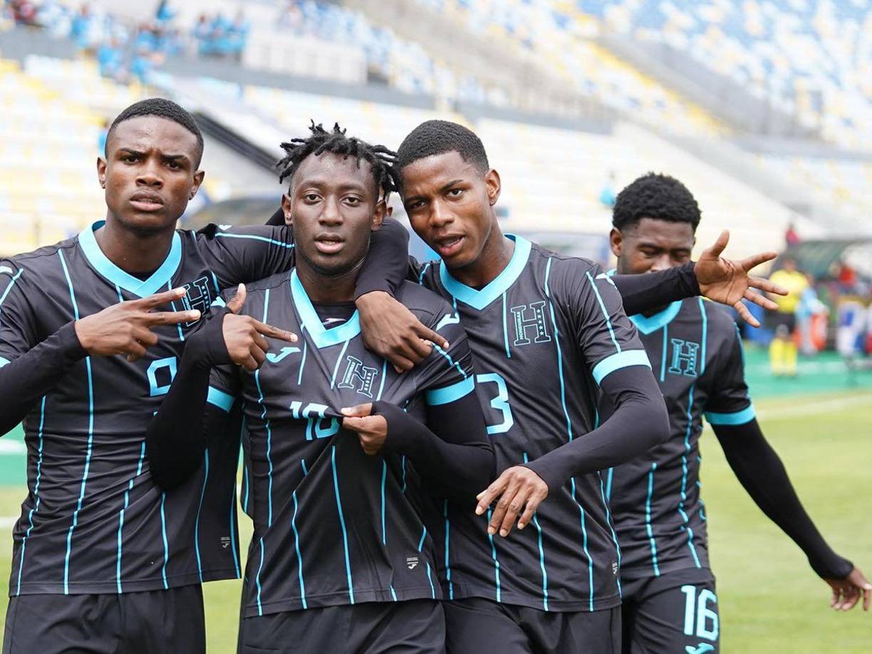 Los muchachos de la selección hondureña Daniel Carter, Antony García y Julián Martínez celebrando lo que era el 1-0 parcial del choque ante EUA.