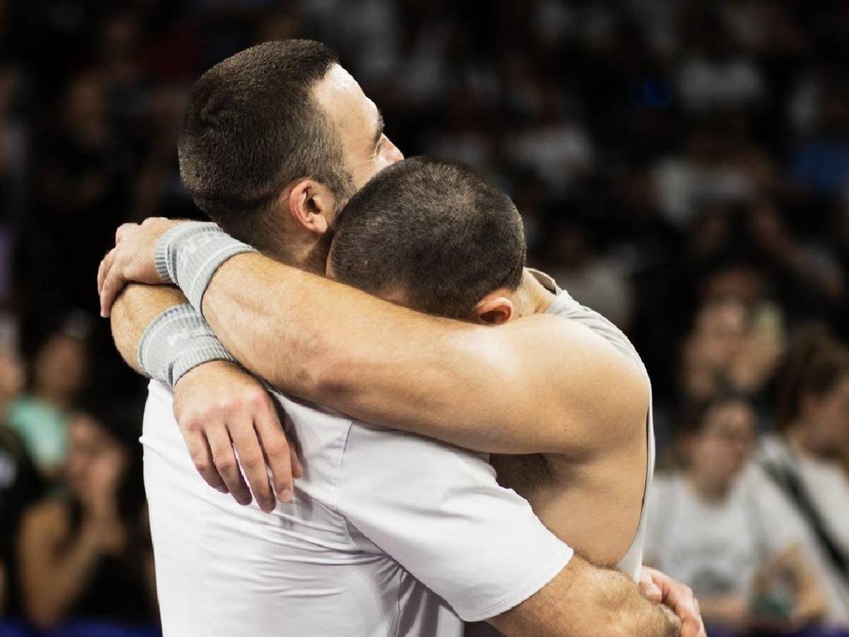 En primera instancia, se desconoce el nombre del atleta que había perdido la vida en plena competencia, pero horas más tarde de los hechos se reveló su identidad.