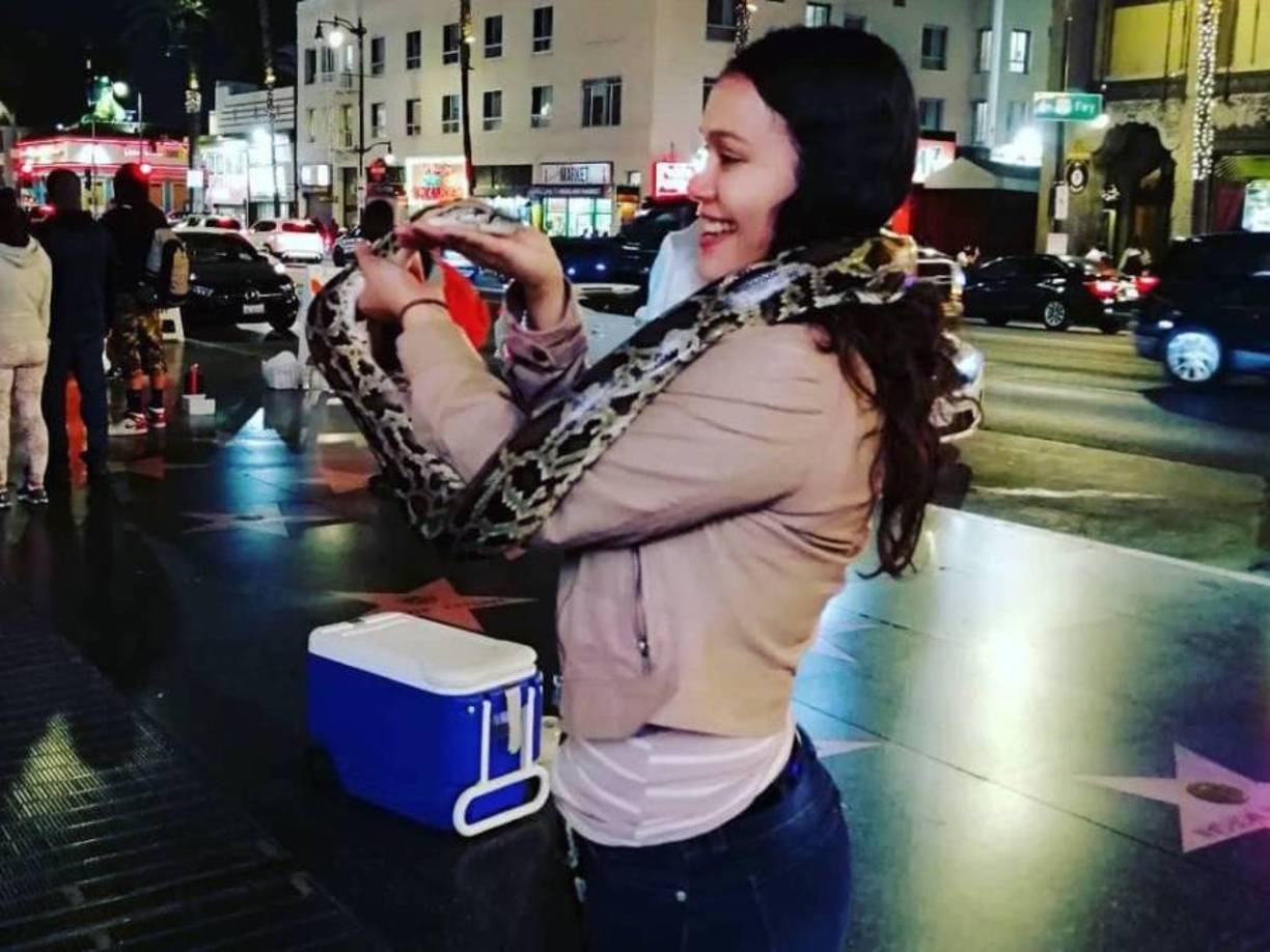 La fémina disfruta visitar diversos lugares turísticos del país y fuera de él. Tiene varias fotografías en Europa.