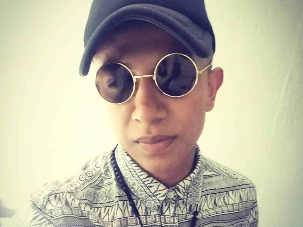 Eva María Valladares, tía del infortunado joven, que se accidentó en La Ceiba la madrugada del domingo, aclaró los hechos en una entrevista exclusiva con LA PRENSA. Dijo que se supone la participación de un segundo vehículo en el accidente, el cual le quitó el derecho de vía al joven que viajaba en motocicleta y este a su vez salió disparado e impactó con la cabeza en un poste de publicidad.