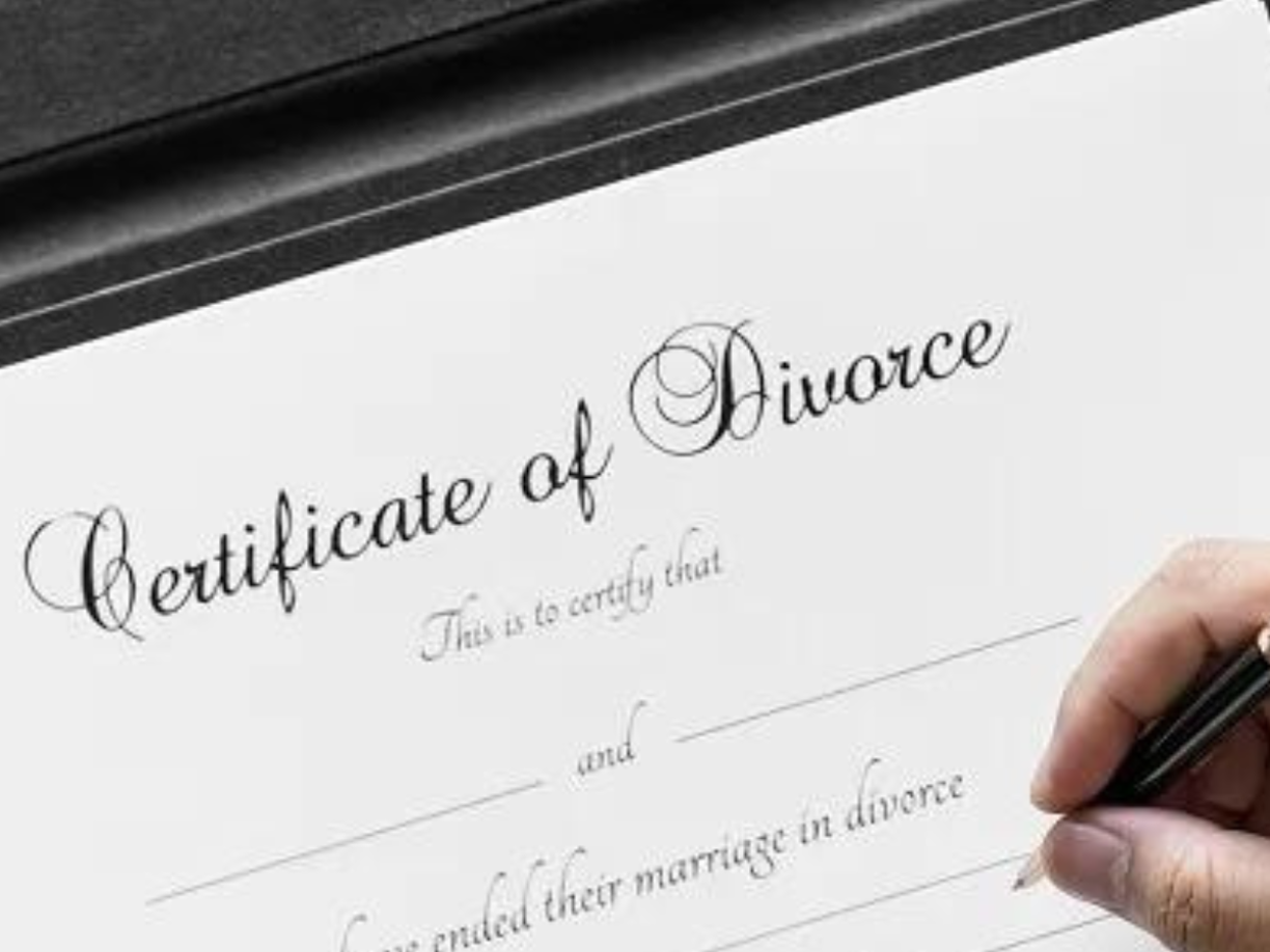 5. Al tener la partida de divorcio, verifica que las condiciones de la decisión jurídica se cumplan, así como las disposiciones de partición de bienes.