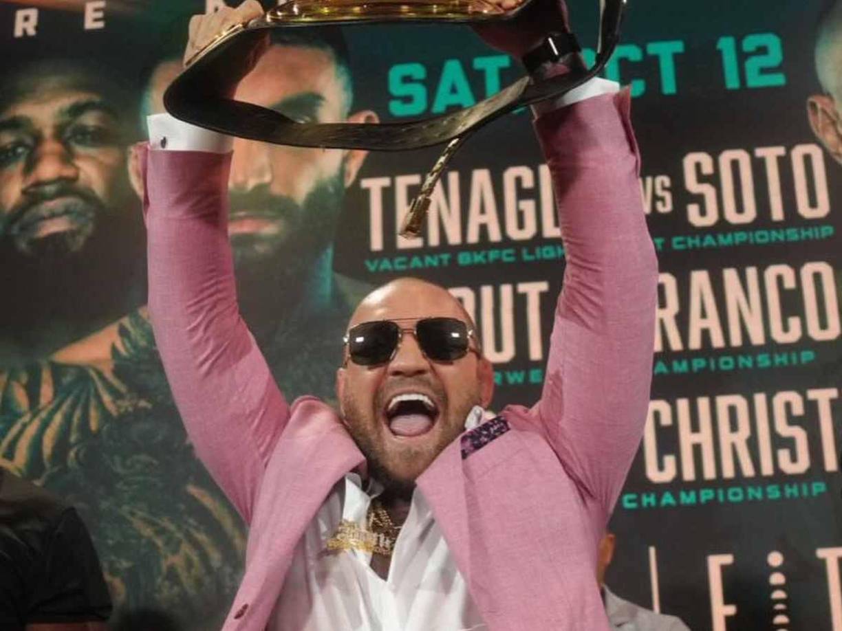 Según la versión de McGregor, la denunciante entró con él en una habitación y comenzó a besarle “apasionadamente”.