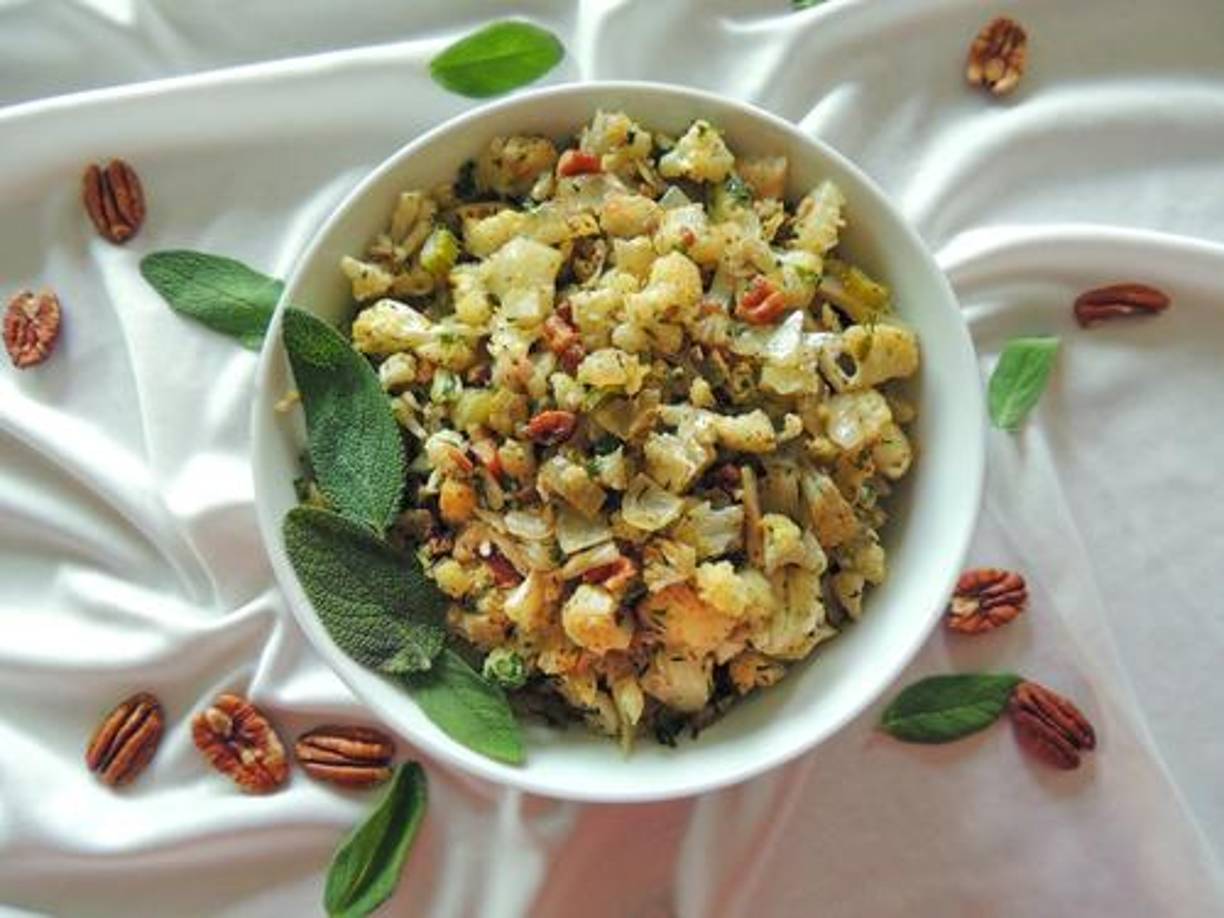  El relleno, conocido como stuffing, es una mezcla de pan, hierbas, vegetales y a veces carne, que se cocina aparte o dentro del pavo. Este platillo es muy versátil y cada familia tiene su propia receta, que puede incluir ingredientes como salchichas, nueces o frutas secas.