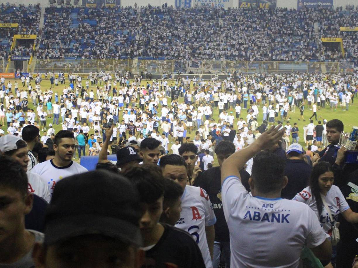 La alerta se encendió cuando habían transcurrido 10 minutos del encuentro. Minutos después los aficionados invadieron la cancha para proteger la vida.