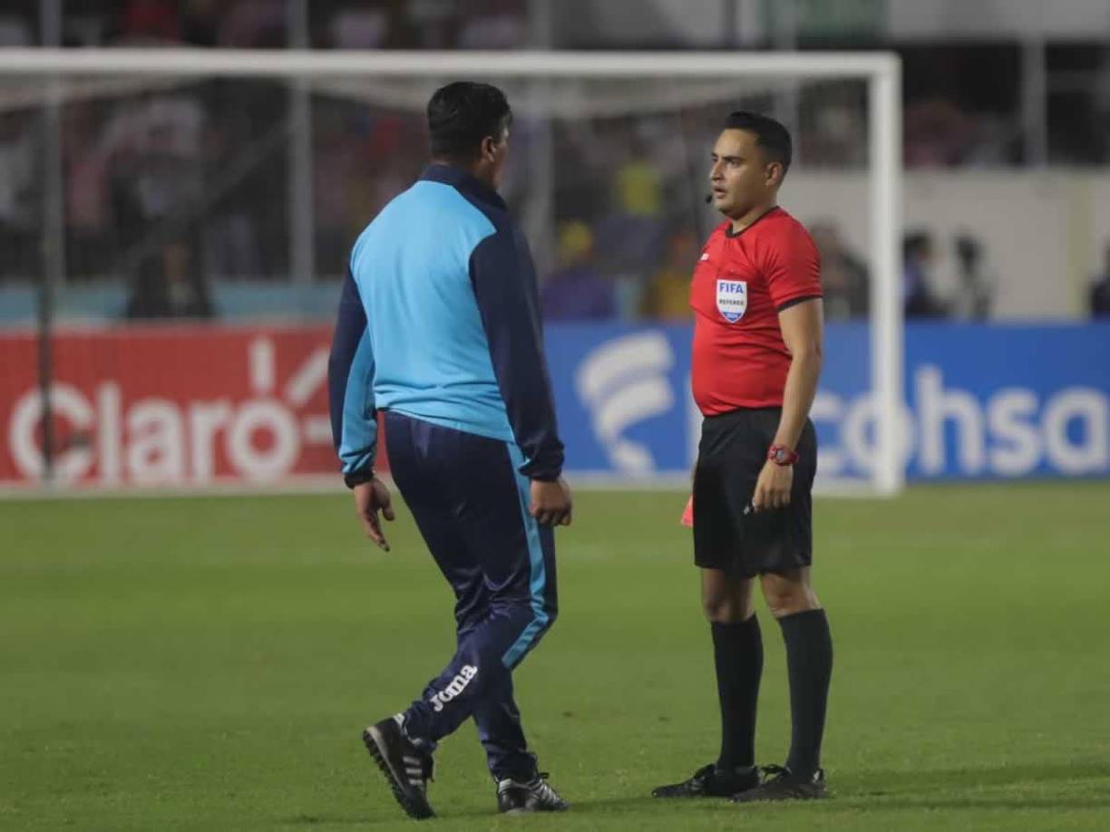 Hugo Caballero, preparador de porteros del Motagua, fue expulsado por Saíd Martínez en los últimos minutos y se metió al campo a reclamarle al árbitro.