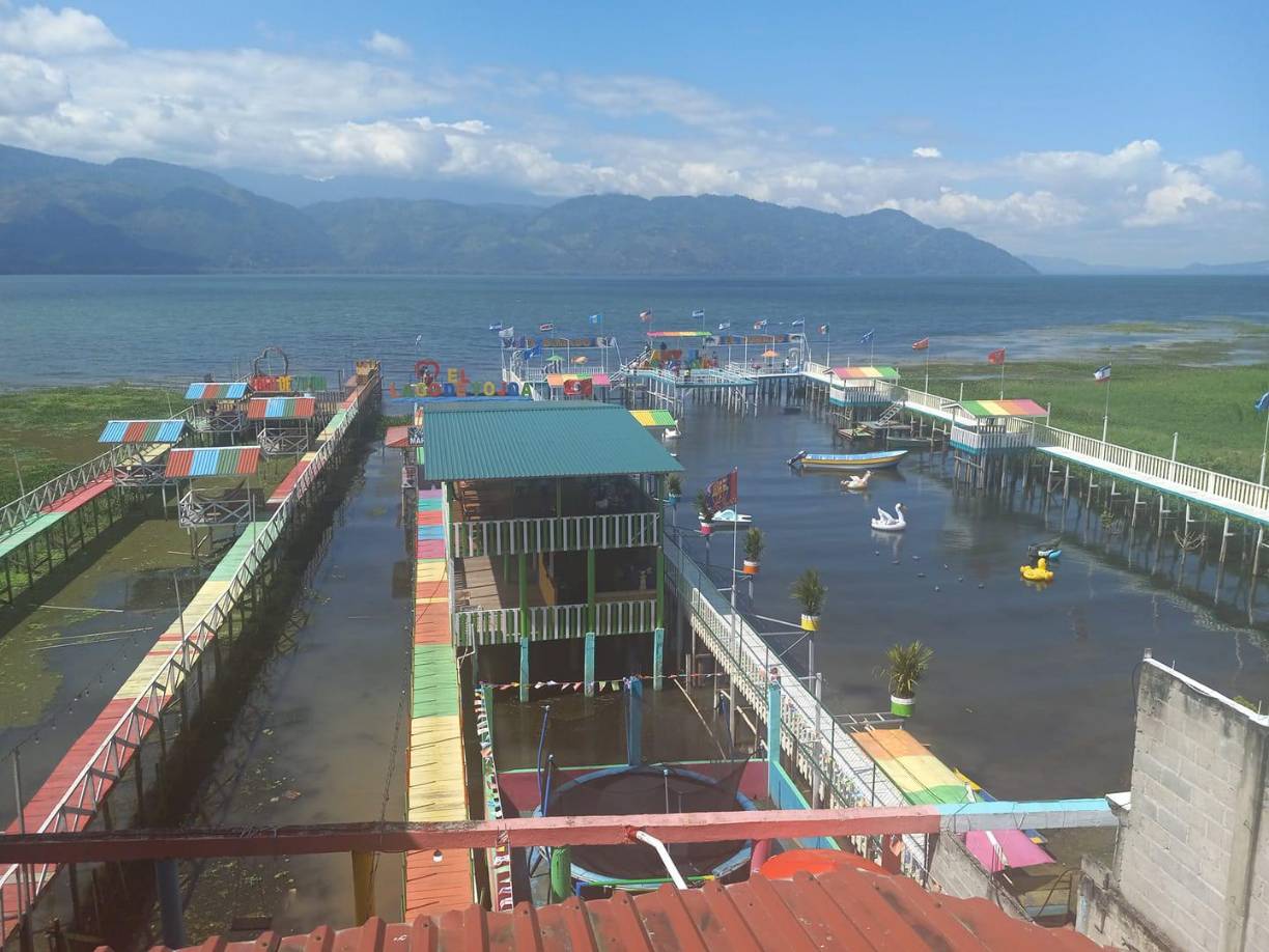 Ana Bessy Santos subió esta foto con dos caritas tristes.