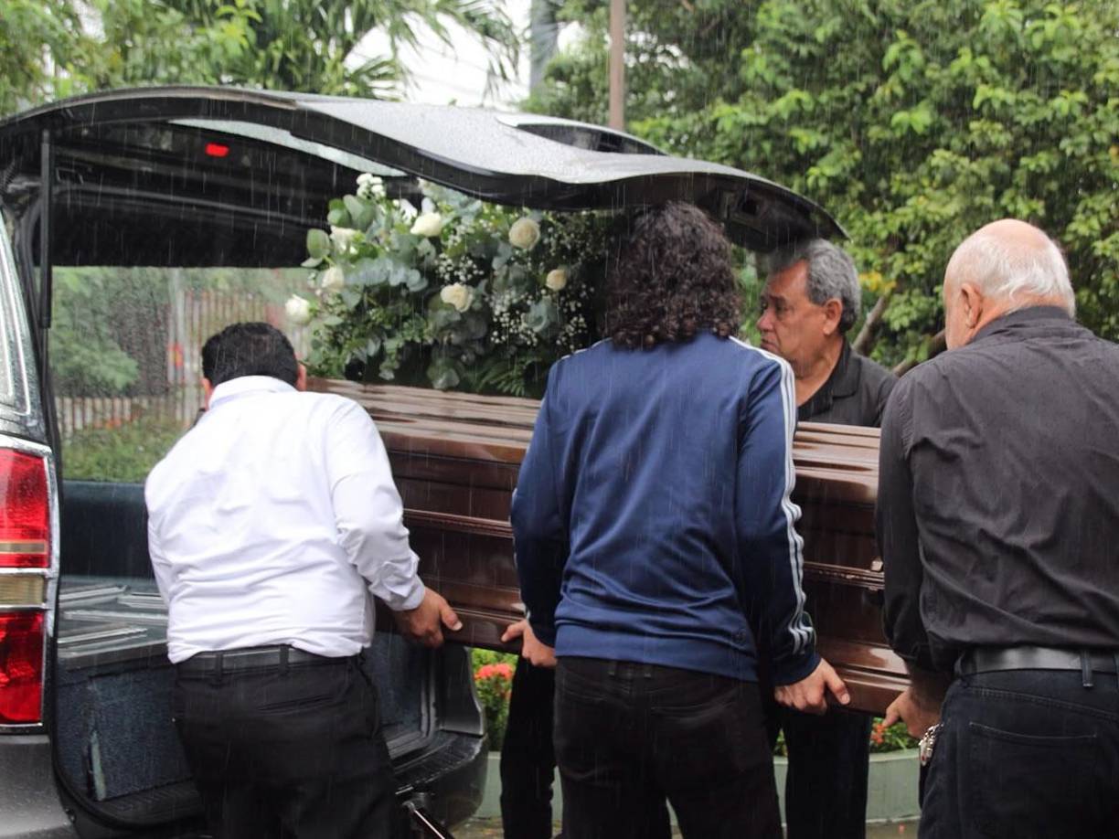 La tarde lluviosa sampedrana acompañó el sepelio del exjugador uruguayo Vicente Daniel Viera.