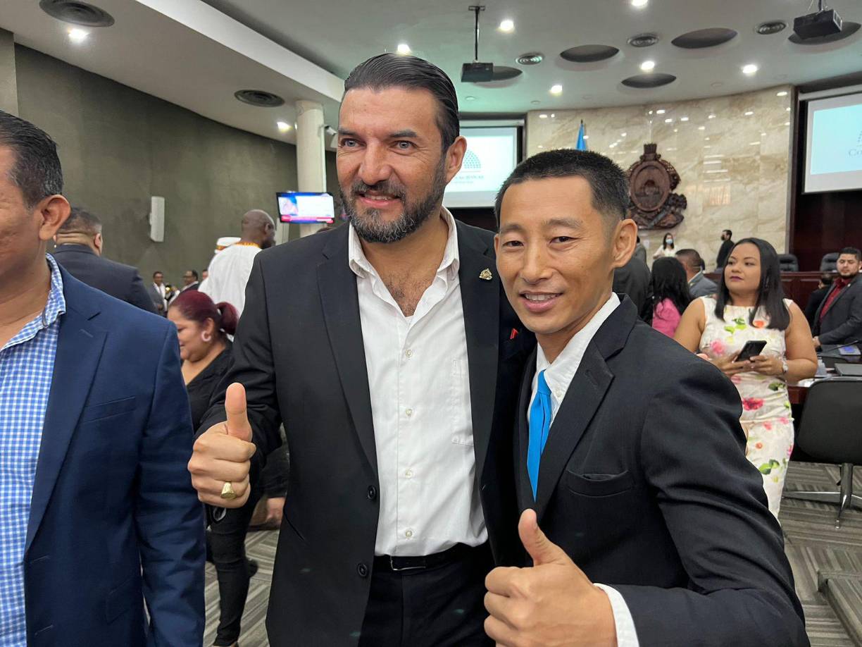 Con mucha alegría el influencer se presentó este día a recibir el reconocimiento por su larga trayectoria. Shin, se ha vuelto muy popular en redes sociales y también es muy querido por los hondureños, ya que él siempre está ayudando donde hay necesidad.