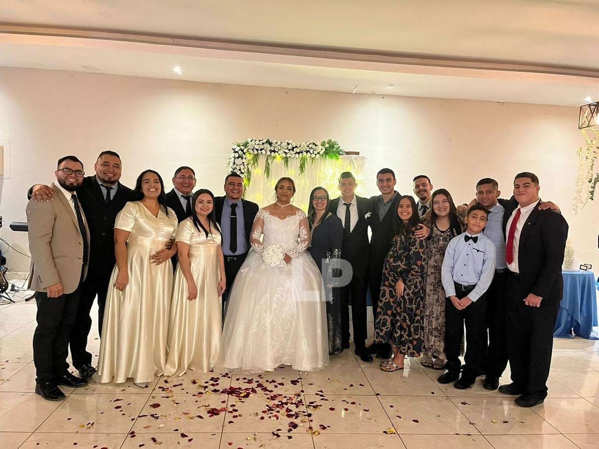 Francisco ‘Chelito’ Martínez y su ahora esposa Verónica García posaron felices con los invitados a la ceremonia.