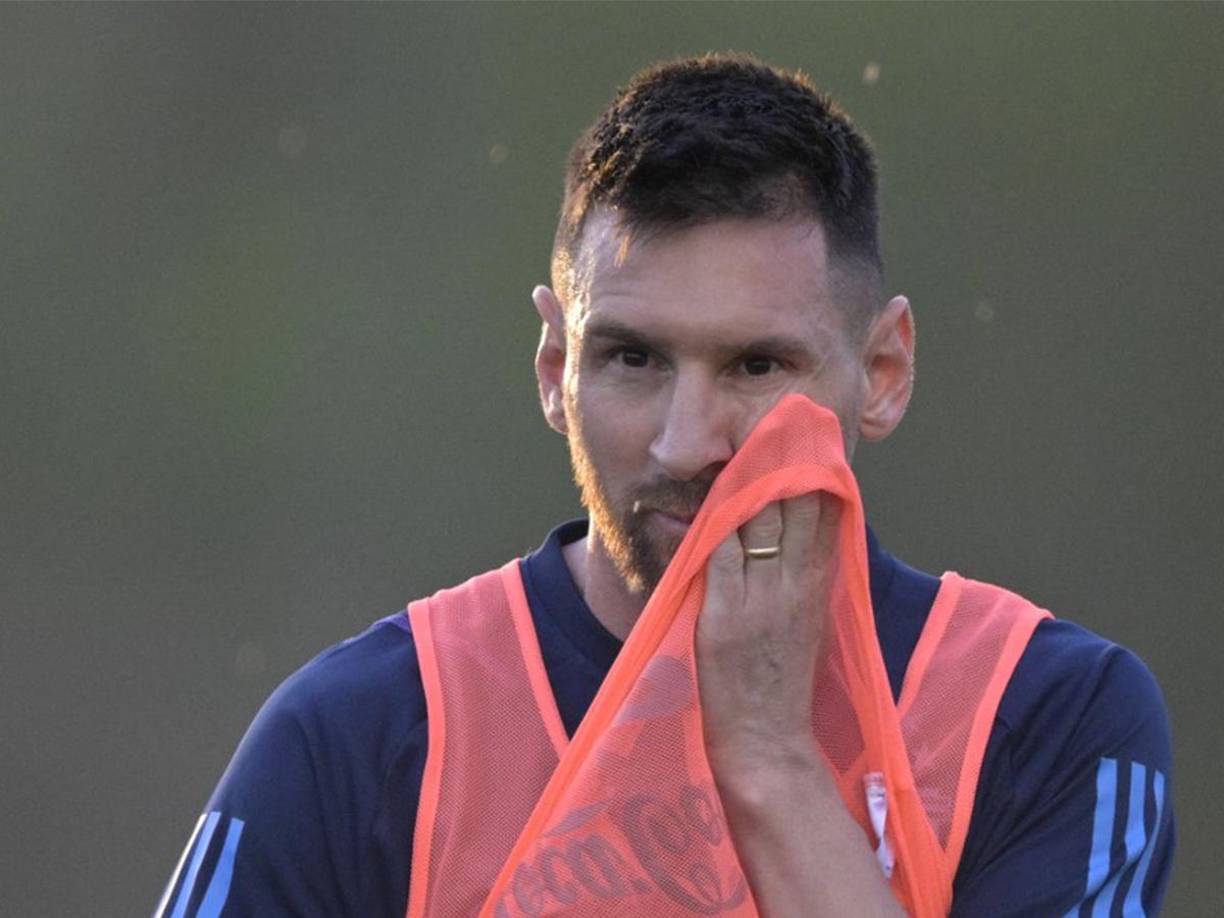 El entorno del Fútbol Club Barcelona comenzó a plantear la posibilidad de estudiar un regreso corto de Messi que, a su vez, le permitiría reforzar el equipo (hoy con muchas bajas importantes por lesión) y especialmente, aumentar sus ingresos en tiempos de vacas flacas económicas . 