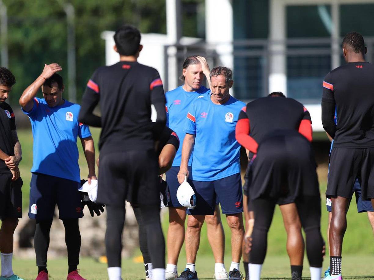 Pedro Troglio reunió a toda la plantilla y antes de comenzar el entrenamiento se realizó una oración.