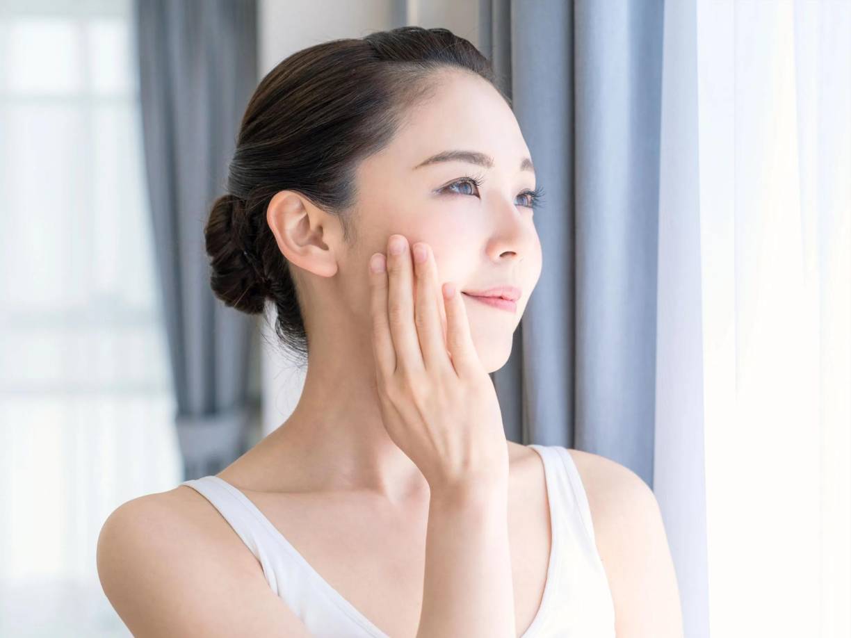 10. Protector solar. Por supuesto, ninguna rutina de cuidado de piel funciona si no la sellamos con un protector solar que nos defienda de los rayos UV que son la principal causa de envejecimiento y daños en la piel. Aplícalo en las mañanas como último paso de tu rutina e intenta reaplicarlo cada 4 horas.