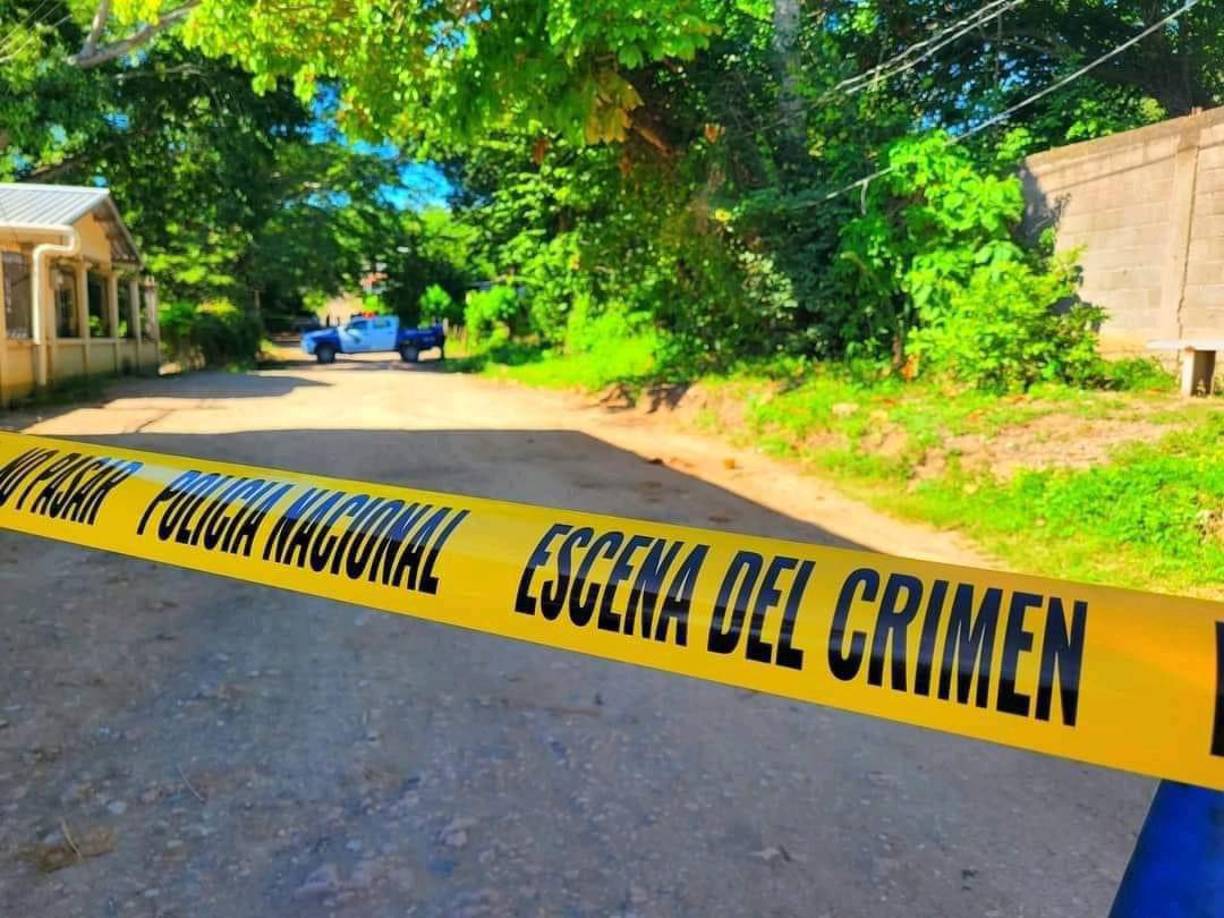 Las autoridades acordonaron la escena del crimen en busca de pesquisas para esclarecer el horrendo asesinato. 