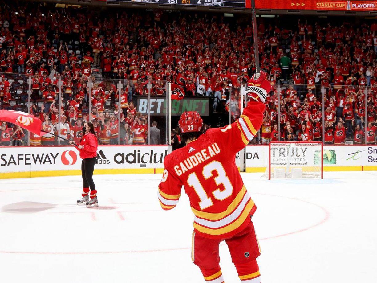 Gaudreau anotó 743 puntos en su carrera en la NHL (243 goles y 500 asistencias) en 763 partidos. Disputó además 42 partidos de ‘playoffs’, en los que aportó 11 goles y 22 asistencias.