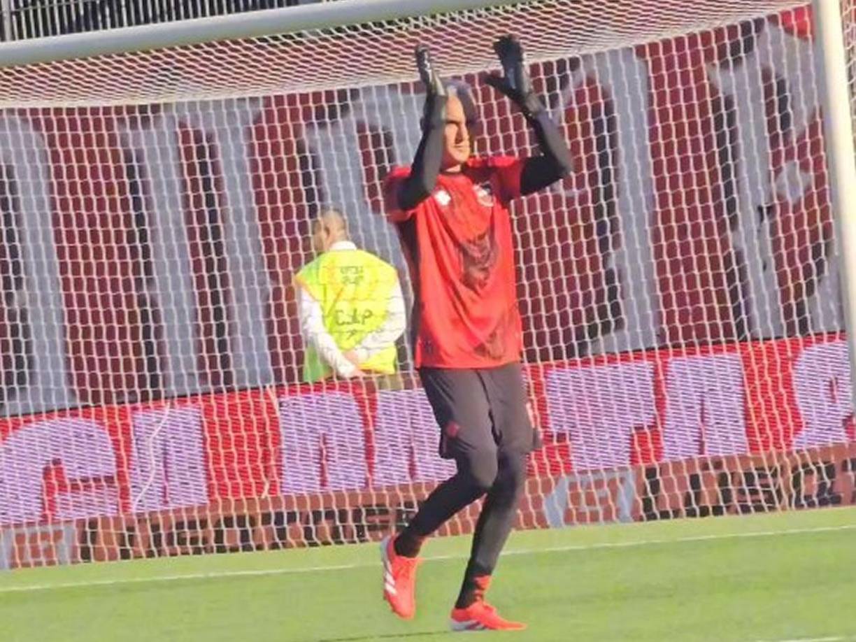 Keylor Navas recibió el aliento de los hinchas de Newell’s y él devolvió el cariño con aplausos antes del partido.