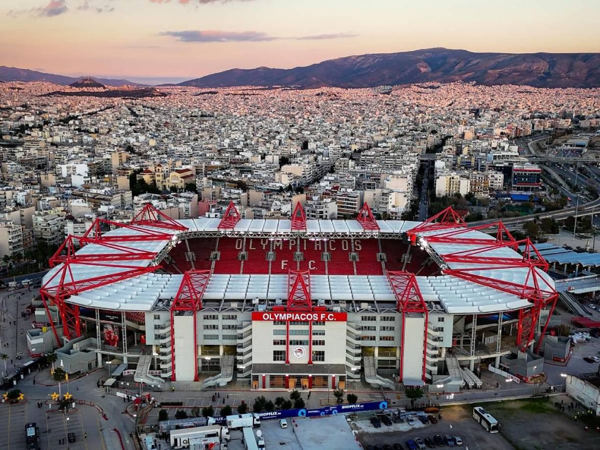 El estadio Georgios Karaiskakis es el escenario deportivo donde juega como local Olympiakos. Aquí es la nueva casa del hondureño Luis Palma.