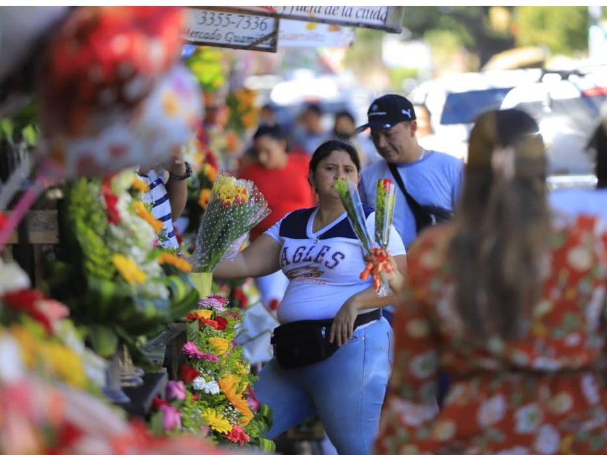 Se puede adquirir desde una rosa individual, hasta un arreglo al presupuesto del cliente.