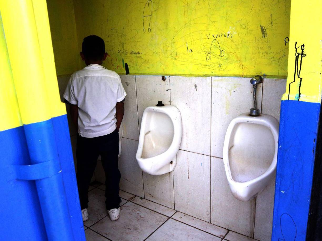 Hay varios baños que están fuera de servicio, así como sus lavamanos, por la falta de accesorios. Algunas organizaciones internacionales han brindado apoyo, pero una parte de la inversión suele ser aportada por padres de familia y maestros.