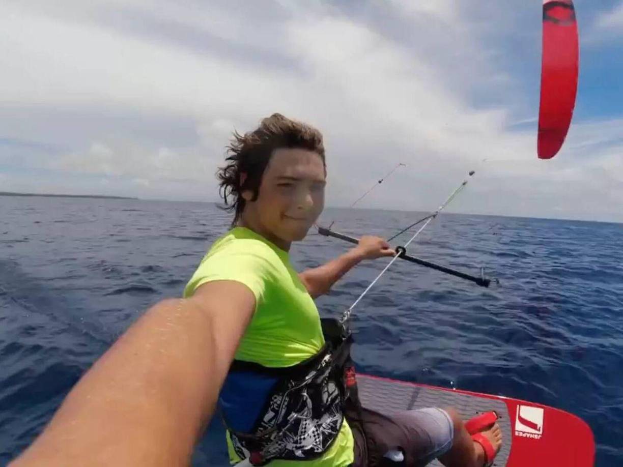 Darren, padre del joven, confirmó que su hijo habría sufrido un desvanecimiento en aguas poco profundas y su cuerpo fue encontrado debajo del bote del que había salto.