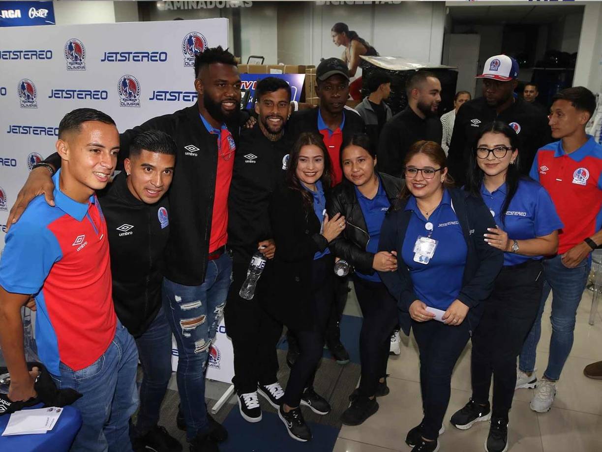 Los jugadores del Olimpia también posaron con parte del personal del lugar en el que se realizó el evento.