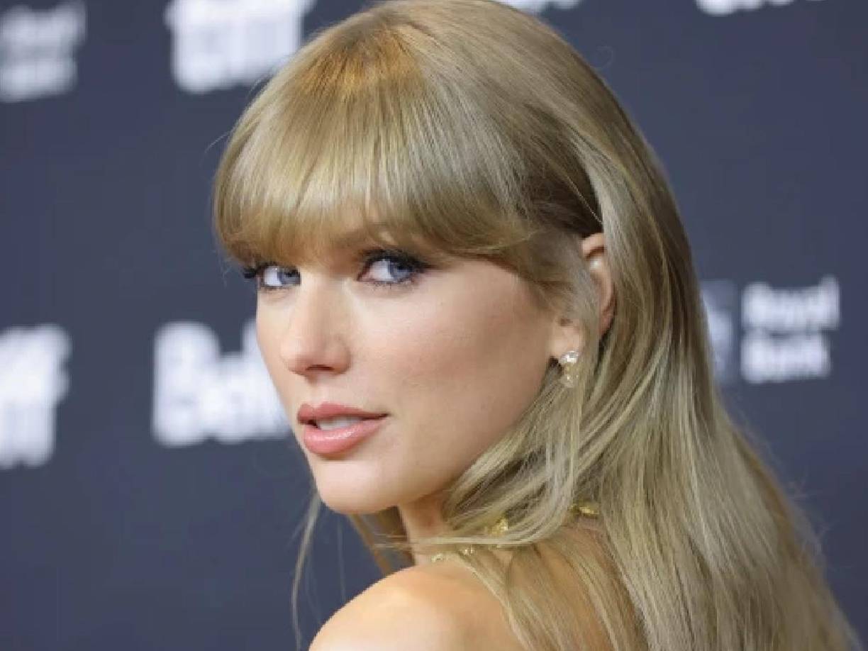 Un día como hoy, 13 de diciembre de 1989, nació Taylor Swift, cantante, compositora, productora, filántropa y actriz estadounidense que a los 14 años comenzó su carrera de música country, el día de hoy está cumpliendo 33 años.