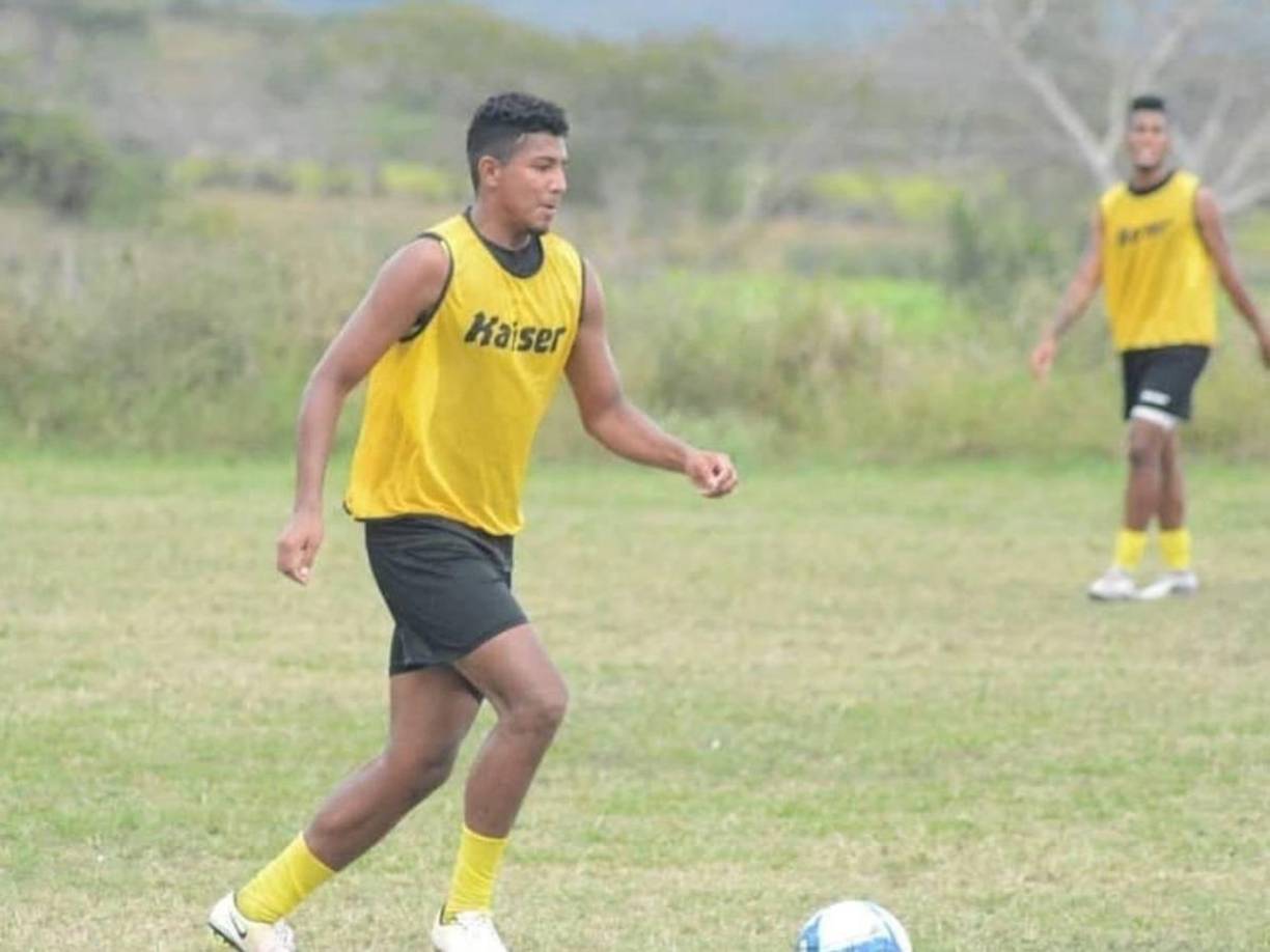 Por su atuendo, se presume que volvía de su trabajo o que realizaba alguna labor dentro del hotel. 