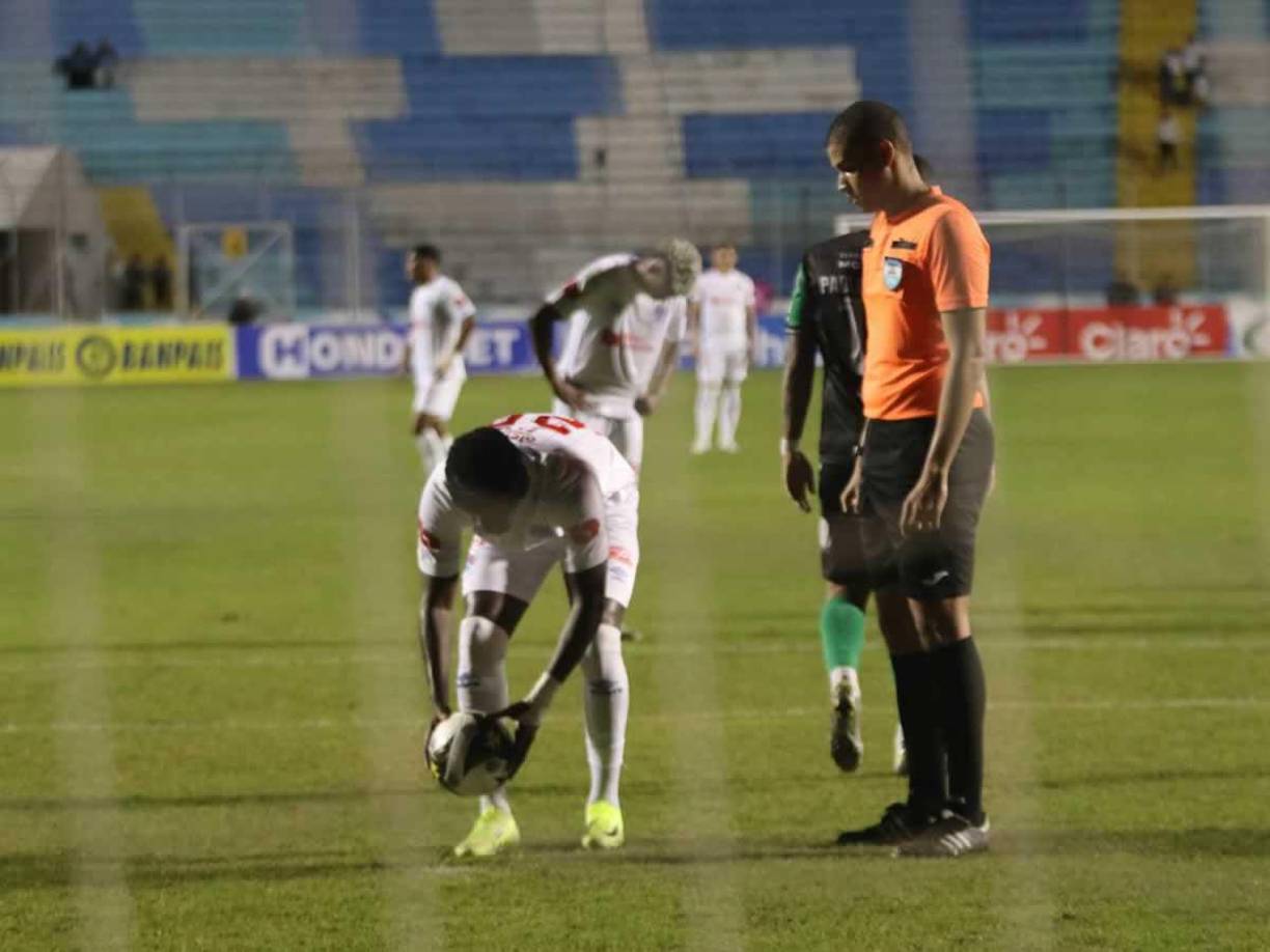 Alberth Elis colocó el balón en el manchón penal y se preparó para cobrar el lanzamiento.