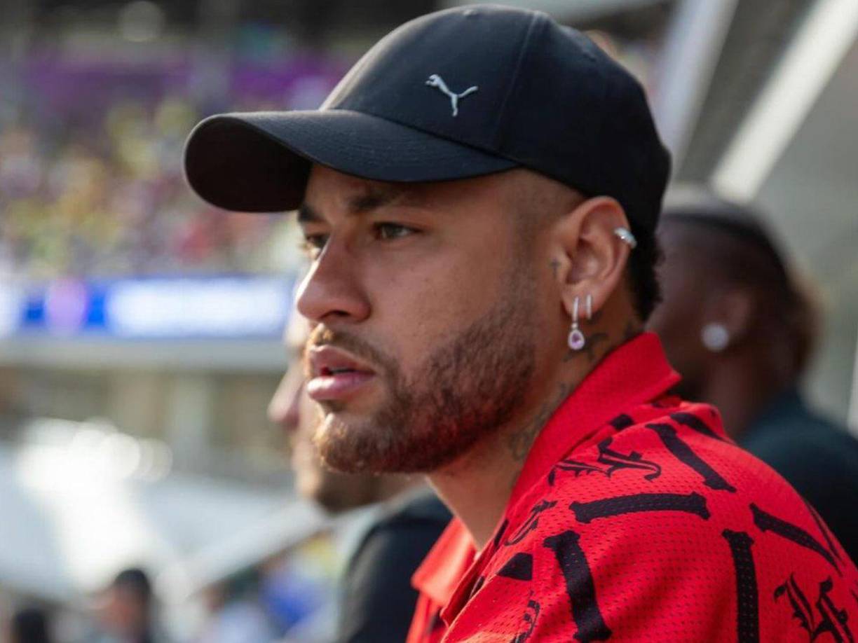 Según la columnista Fábia Oliveira, Neymar visitó al niño en el hospital con su familia, lo que levantó más sospechas.. 