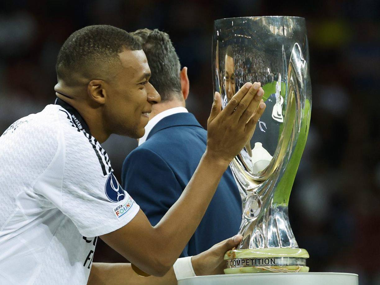 Un emocionado Mbappé se pudo ver al acariciar el título.