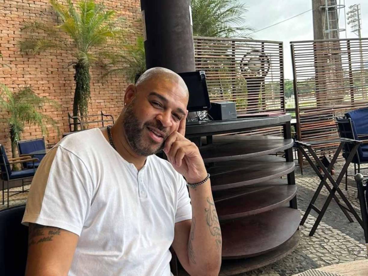 “¿Sabes lo que se siente al ser una promesa? Lo sé. Incluso una promesa incumplida. El mayor desperdicio del fútbol: yo. Me gusta esa palabra, desperdicio. No solo por cómo suena, sino porque estoy obsesionado con desperdiciar mi vida. Estoy bien así, en un desperdicio frenético. Disfruto de este estigma”, escribe Adriano.