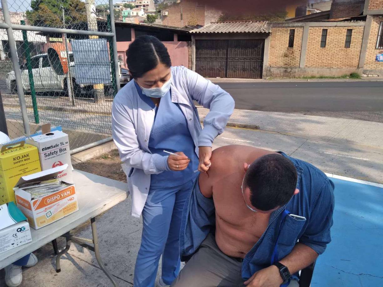 NOTA: La cuarta dosis, o segundo refuerzo, debe aplicarse cuatro meses después del primer refuerzo.