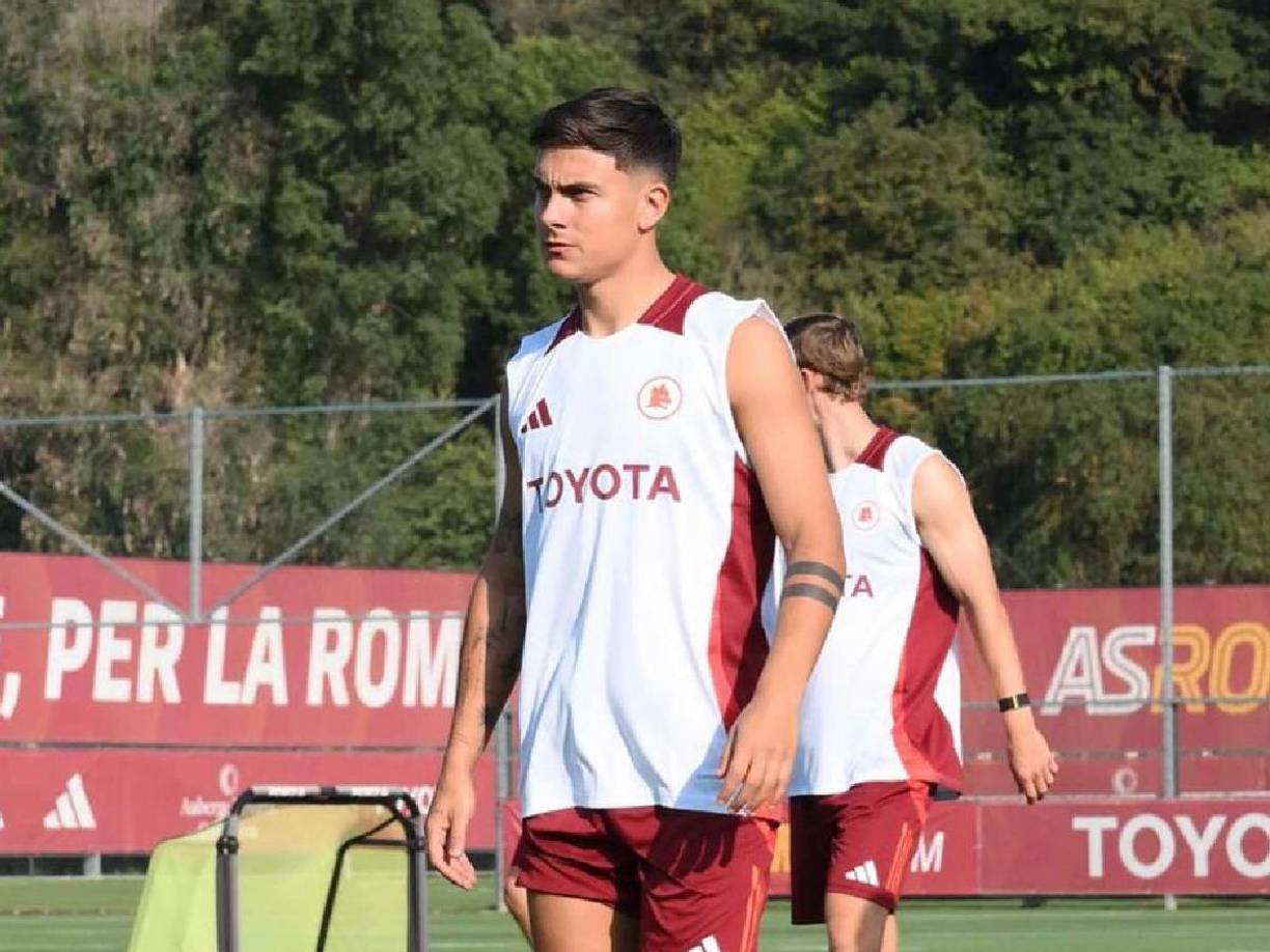 Una reunión entre los agentes del jugador y el club saudí en la capital italiana, permitida por el Roma, conocedor de la situación, según desvelaron los principales medios italianos este miércoles, ha hecho saltar las alarmas en el seno de la afición romanista, que no quiere perder a su mejor jugador a escasos 3 días de que comience la Serie A.