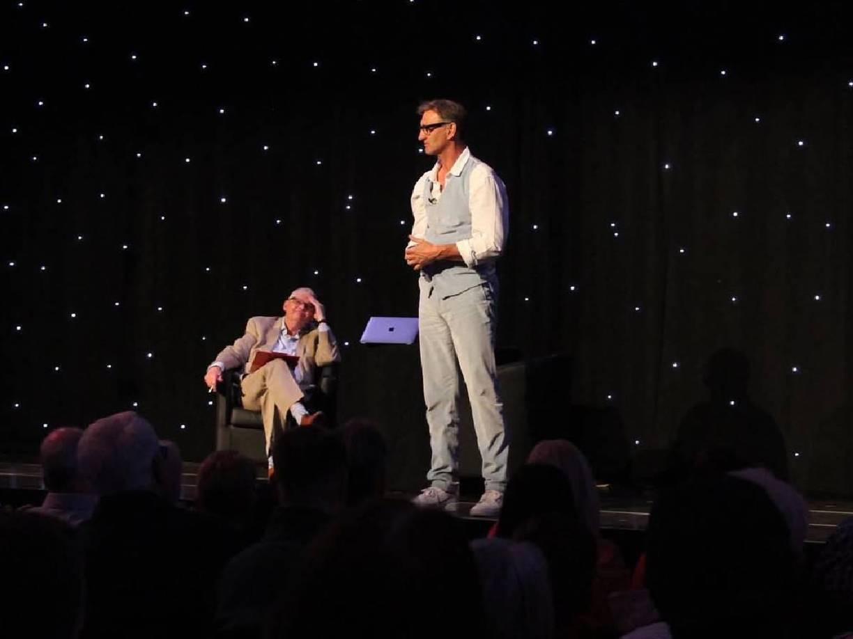 En su cuenta oficial cuenta con más de 100 mil seguidores en donde les comparte sobre sus conferencias. Adamas desarrolló toda su carrera en el Arsenal y es considerado una leyenda en su club.