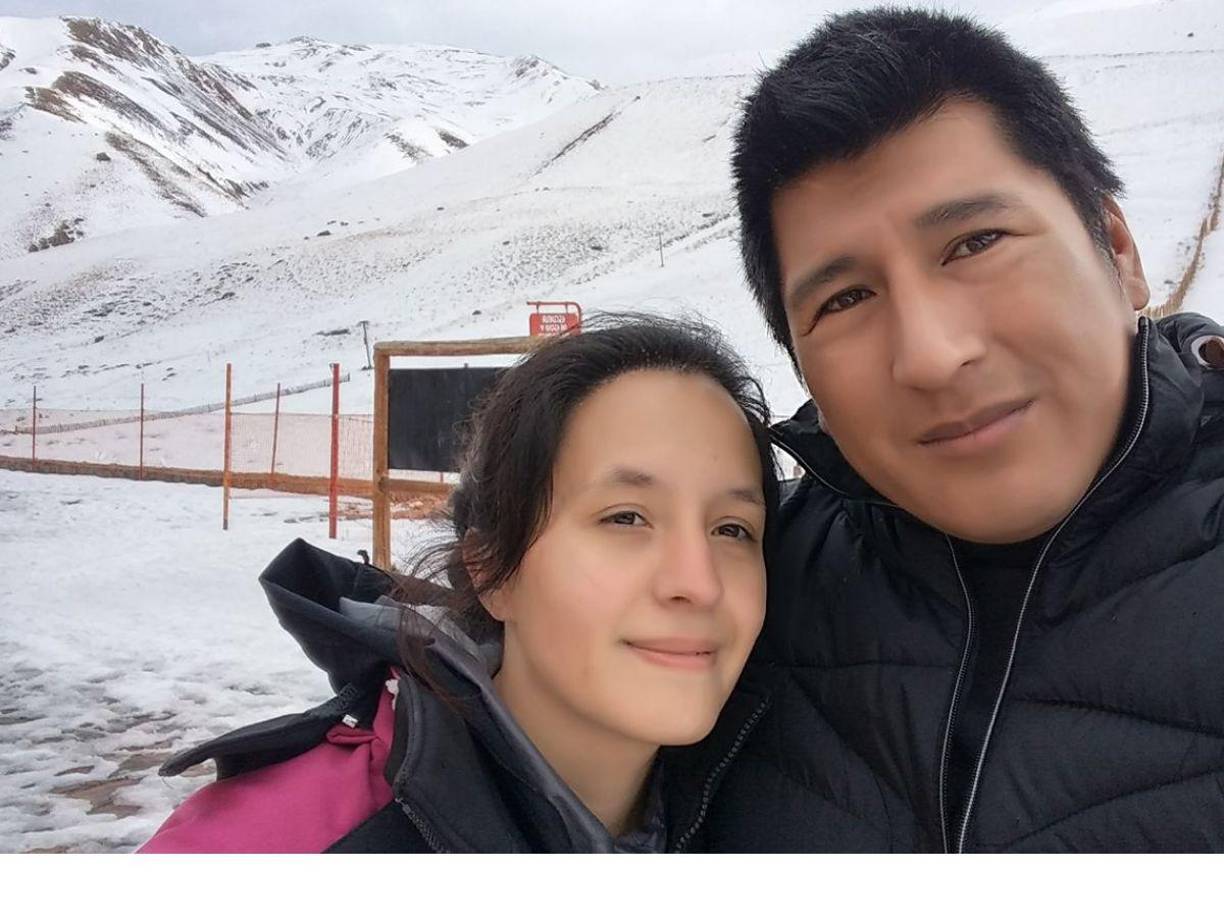 El 7 de febrero del 2021 Karen Oviedo llamó a los paramédicos para que atendieran a su esposo, quien presentaba un cuadro de vómitos. Según relata de testigos, ella misma le abrió la puerta muy serena a los paramédicos.