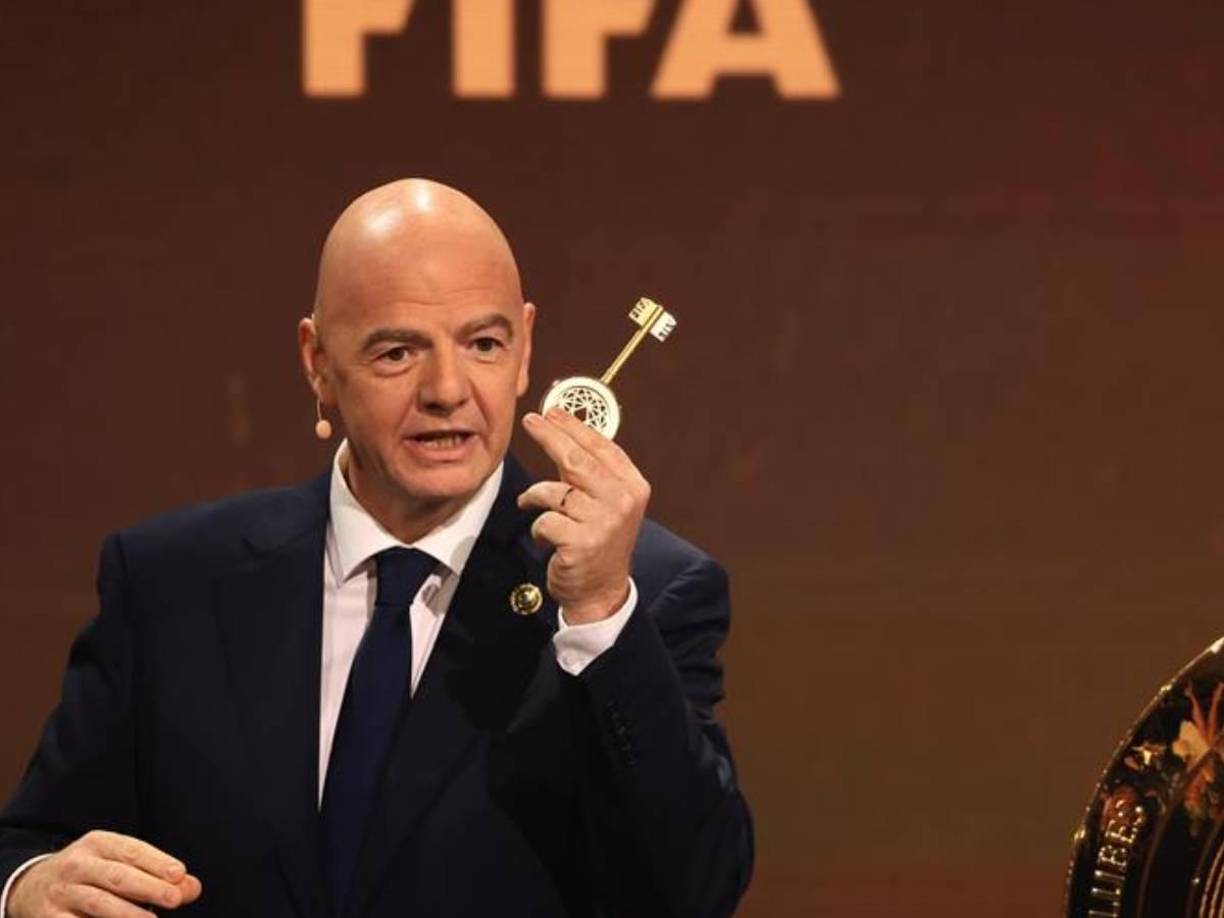 Gianni Infantino, presidente de la FIFA, se encargó del inicio del sorteo del Mundial de Clubes: “El fútbol une al mundo y hoy es un día histórico porque nace la competición que enfrenta a los clubes de todo el planeta”, mencionó.