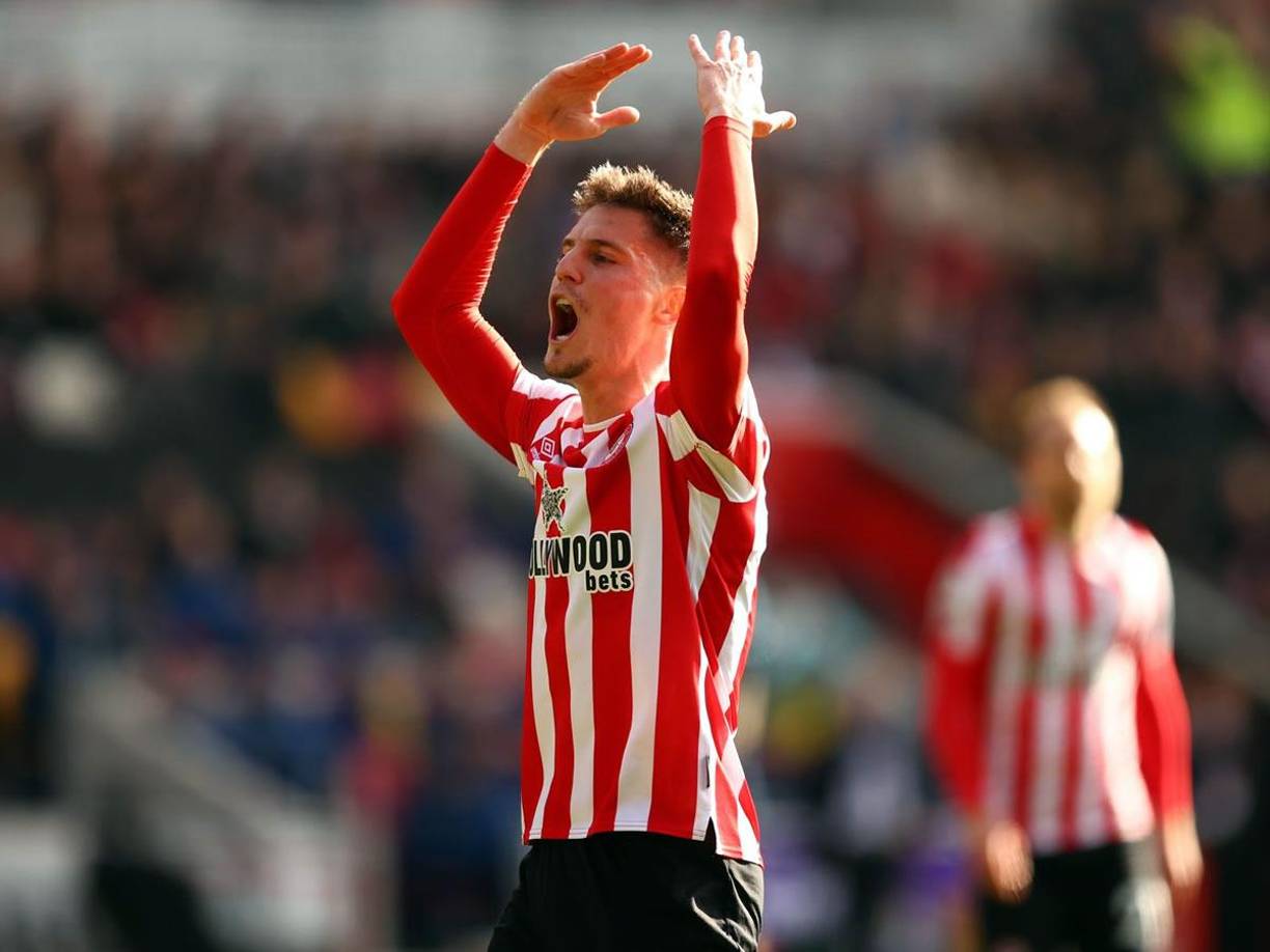 El diario ‘Sport’ informa que el centrocampista español Sergi Canós, jugador formado en la cantera del F.C. Barcelona que emigró a Inglaterra en 2013 para fichar por el Liverpool, ha sido ofrecido al Barça. Se informa que el traspaso del futbolista de 25 años y que se ha asentado en la Premier League jugando con el Brendfort, podría rondar los 10 millones de euros.