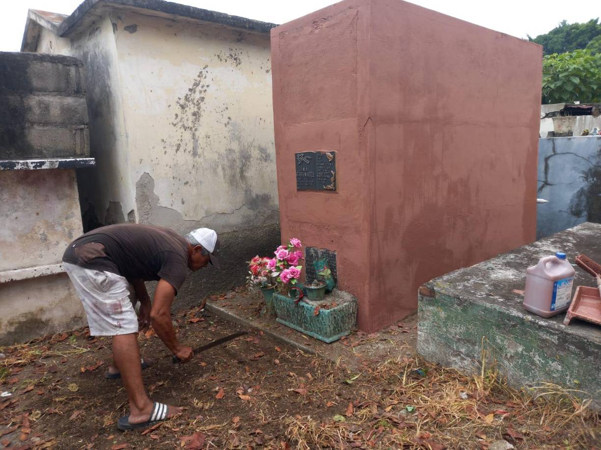 Sampedranos llevan flores y serenatas a sus madres fallecidas