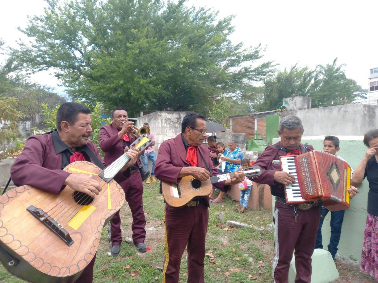 Otros optaron por llevar serenatas y así recordar a sus madres que gozan de la paz de Dios. 