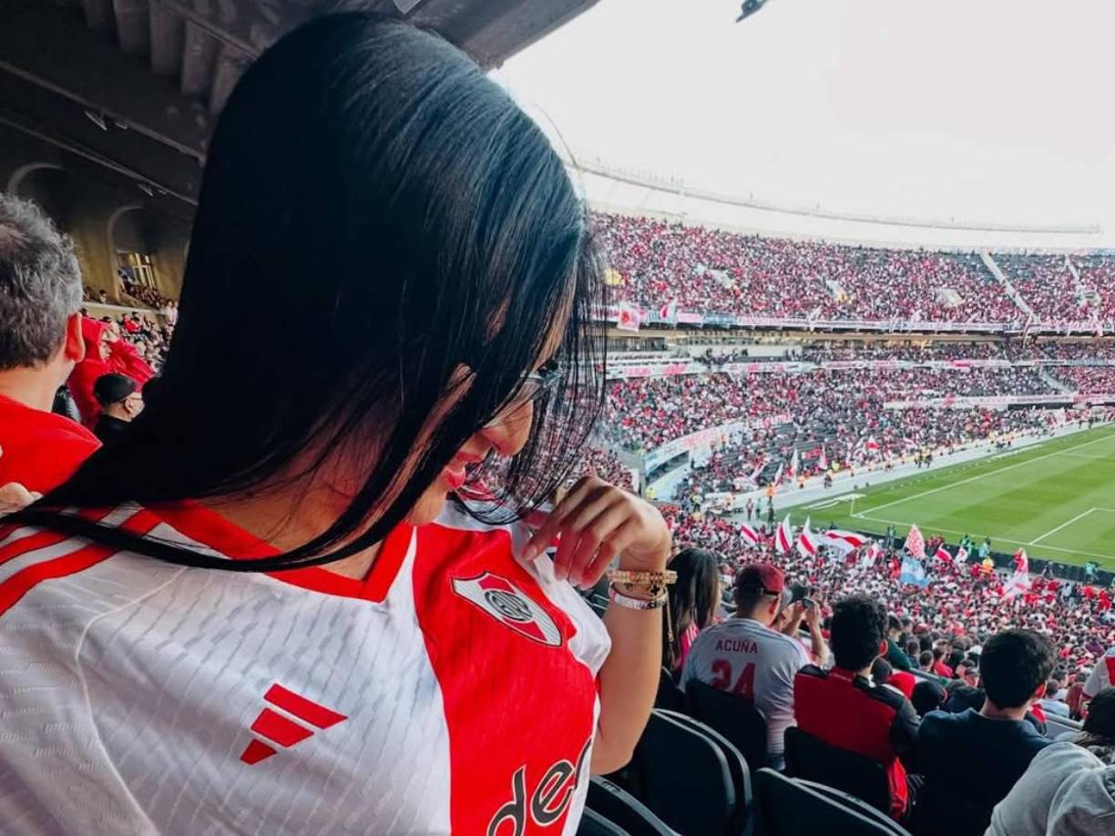 Susy Rubio Sierra es una hermosa hondureña que viajó a Argentina y deslumbró con su belleza en el estadio Mâs Monumental, casa del River Plate. 