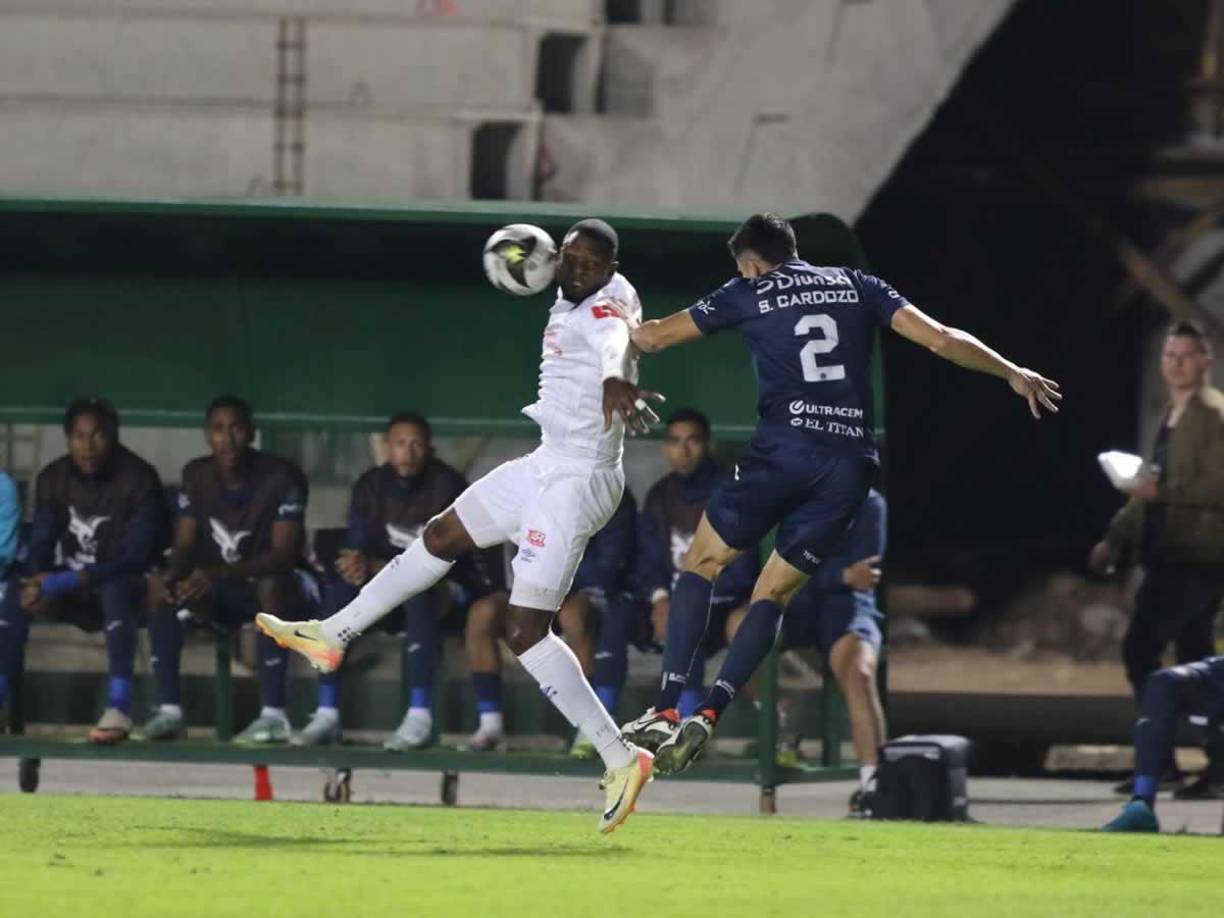 Yustin Arboleda salta por el balón con el defensa uruguayo Sebastián Cardozo.