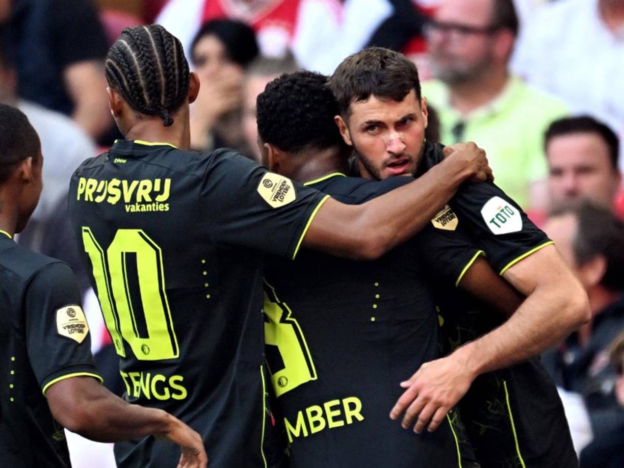 El clásico fue suspendido después de dos interrupciones por el lanzamiento de bengalas desde las gradas del estadio de Amsterdam, cuando el conjunto de Rotterdam vencía por 0-3 con una exhibición del mexicano Santiago Giménez y con 35 minutos aún por jugar.