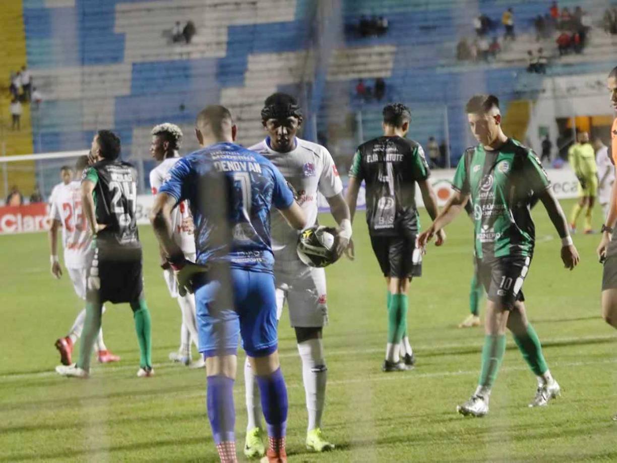 Alberth Elis se paró frente a Denovan Torres que trató de desconcentrarlo antes de tirar el penal.