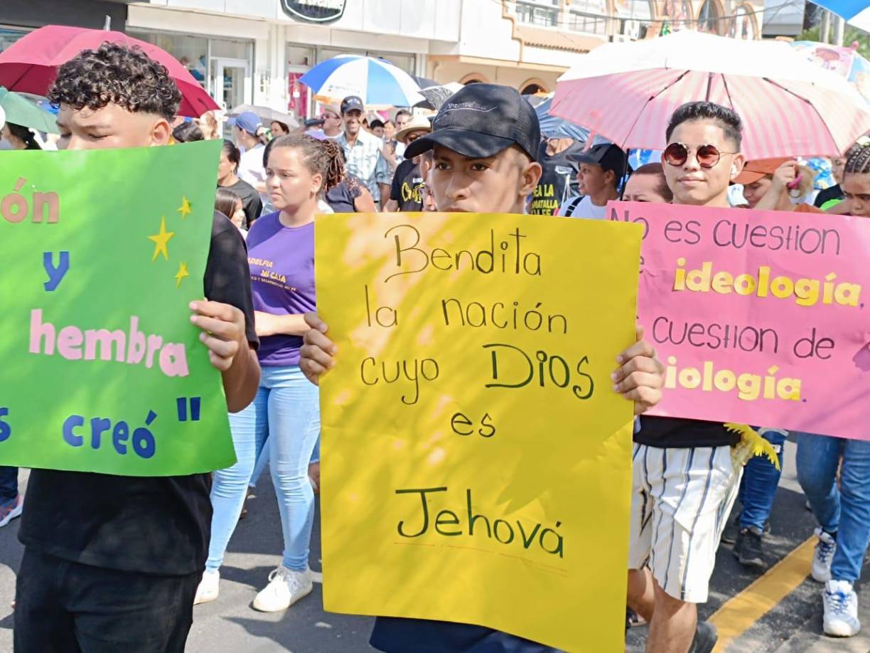 Organizaciones de la sociedad civil, incluidas las iglesias católica y evangélica, marcharon este sábado en al menos seis ciudades de Honduras en contra de la “ideología de género”, en la denominada “Marcha a favor de la niñez y la familia”.