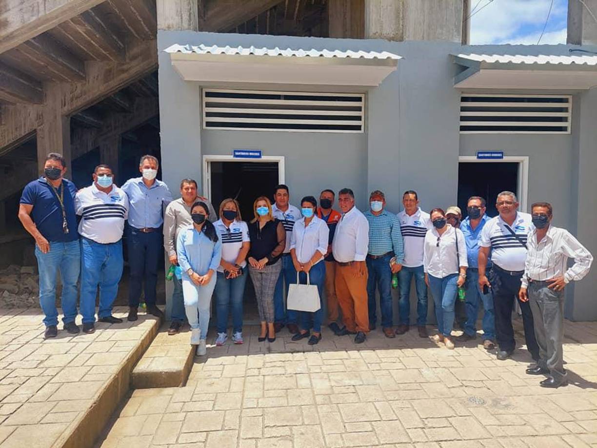 José Ernesto Mejía, secretario de la Fenafuth, se hizo presente a los actos de inauguración de los baños del Marcelo Tinoco.