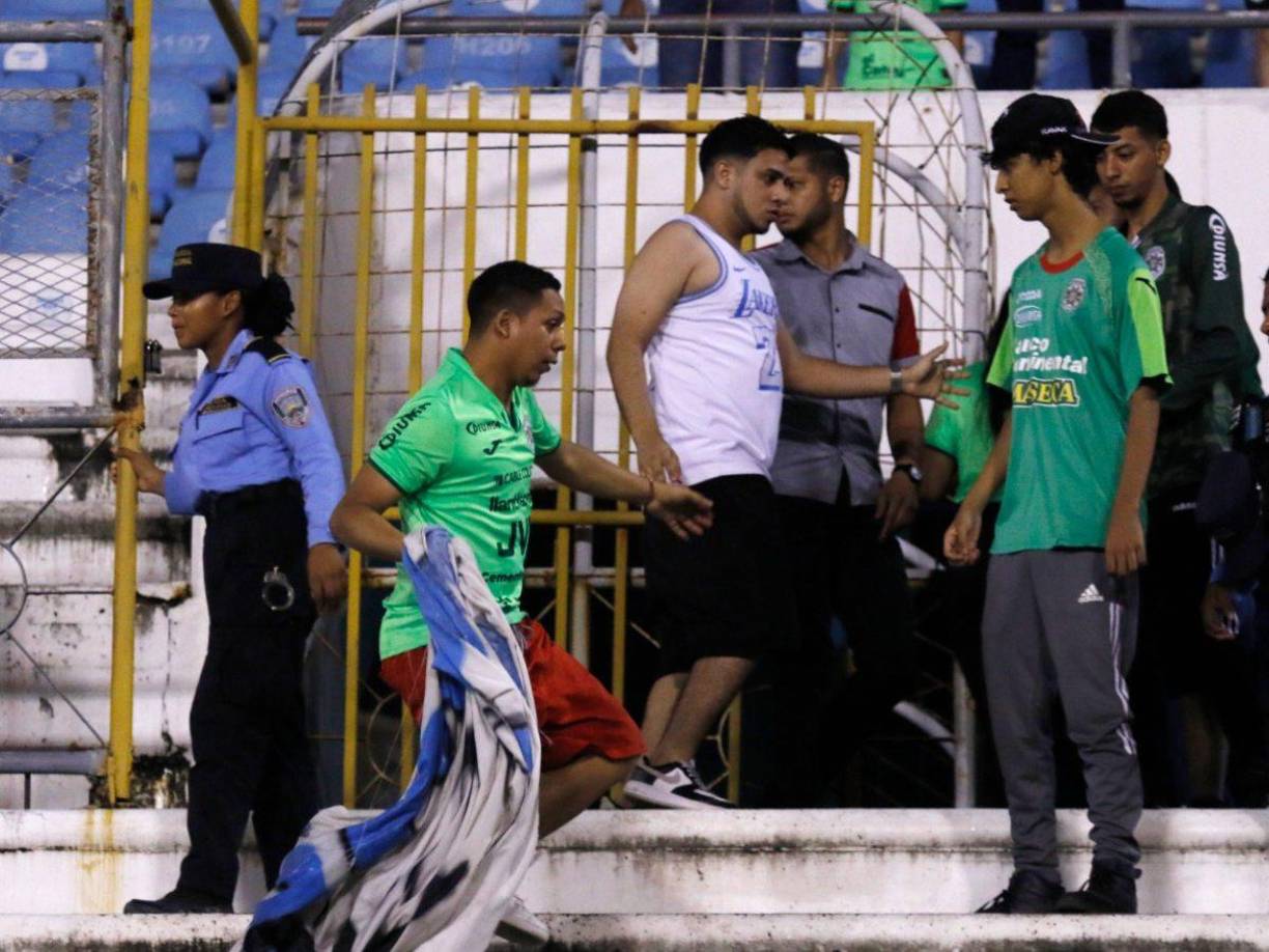 La Policía Nacional tuvo que intervenir en el lamentable momento que ambas barras se fueron a los golpes.