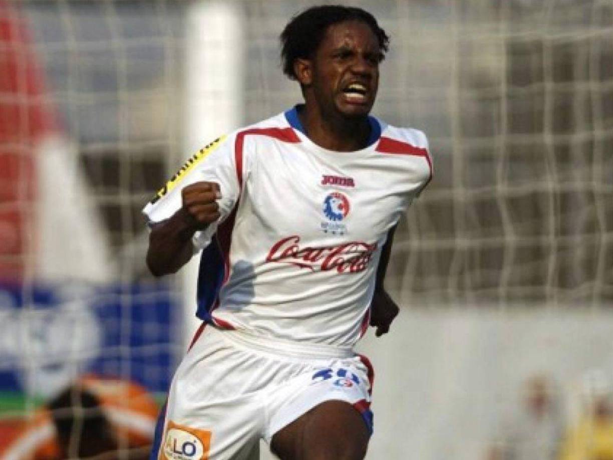 Para la temporada 2004-2005 se dio su salida del Real España para fichar por el Olimpia, desatando de inmediato la controversia y anotando un total de 42 goles. Luego, tuvo un paso fugaz en el Querétaro mexicano y retorna al León.