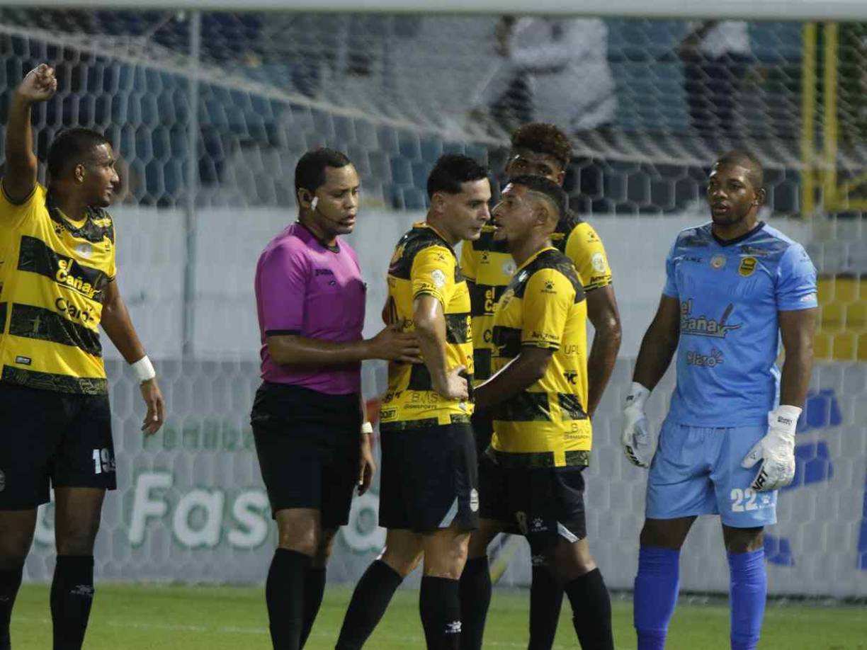 El lamento en los jugadores del Real España tras el horrible partido que hicieron ante Marathón. 